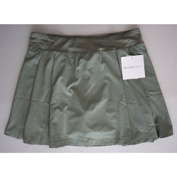 Beyond Yoga NN5134 Women Sz M Gray Sage/Lt Green Court Advantage Skirt Skort - Picture 1 of 8
